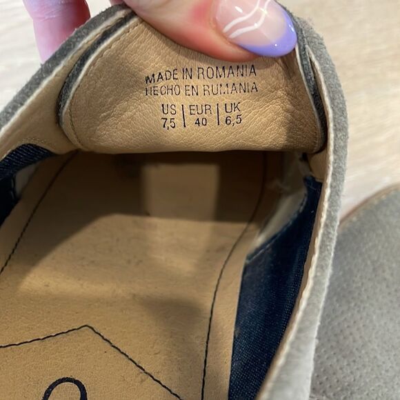 Gray Suede Shoes with Orange Laces - Size 7.5 - Picture 6 of 8